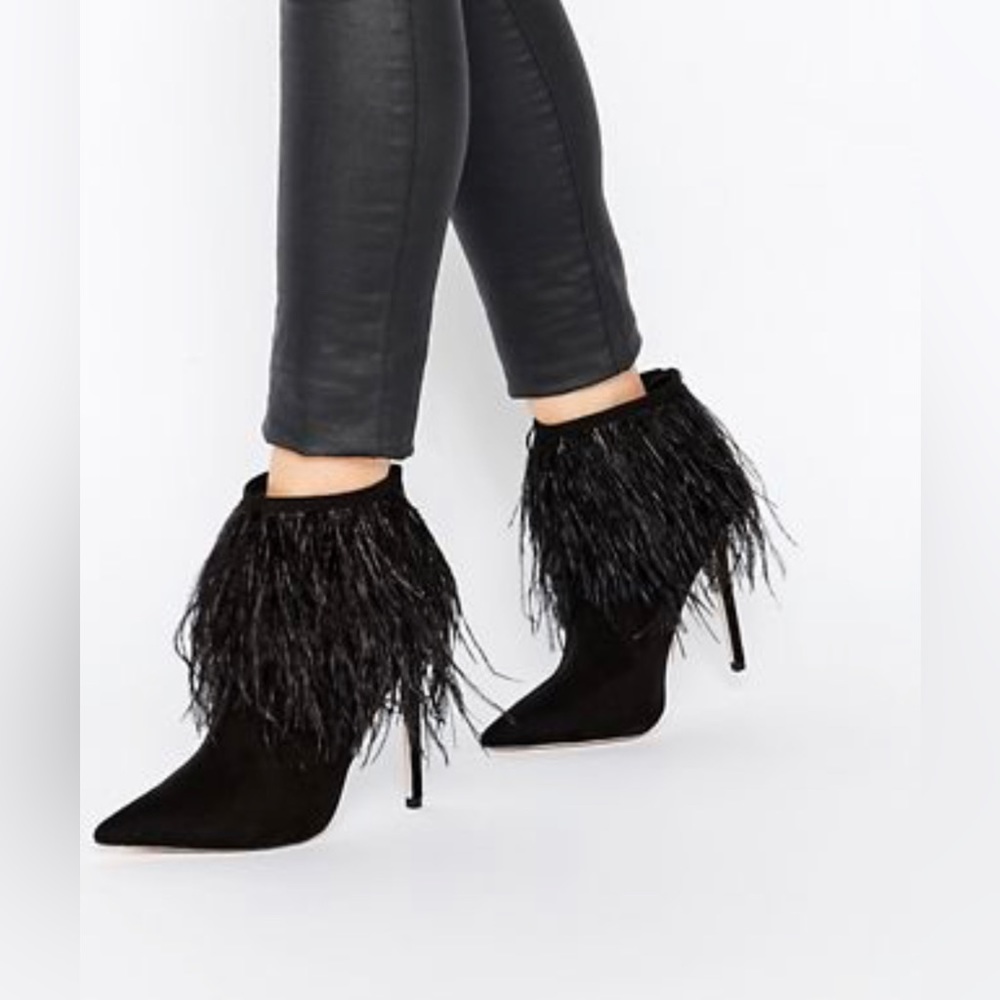 NWT BLACK HIGH-HEELED  FEATHER TRIMMED POINTY TOE ANKLE BOOT 10M